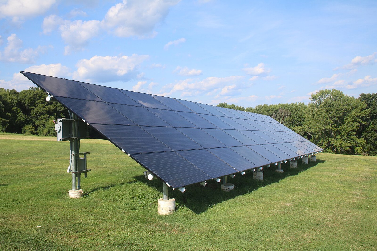 Photographie du secteur : panneaux solaires. Ce n’est pas le projet présenté.
